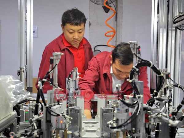 技術(shù)工程師調(diào)試設(shè)備